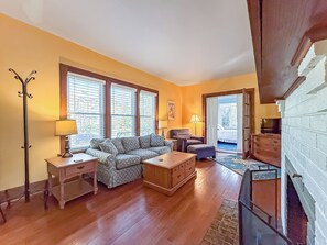 Living area - 4BR home + parking, 1 block from campus (Urbana)