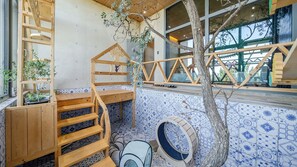 Un escalier en bois menant à un balcon d’où l’on peut admirer le paysage.