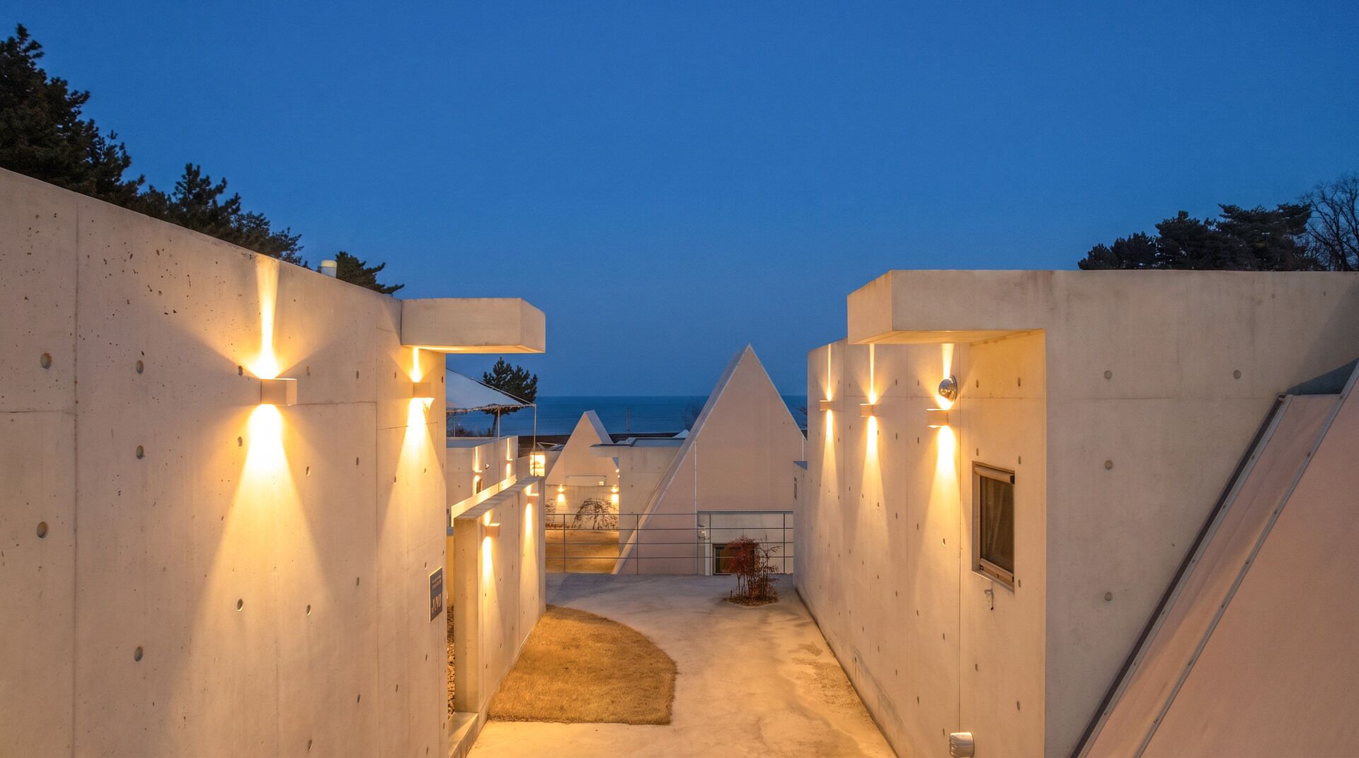 Una struttura architettonica moderna con un percorso che conduce a vista mare.