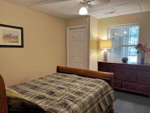 6 bedrooms, WiFi, bed sheets - Treasure Cove: 6-bedroom waterfront house on Private Side of Lake Anna (Bumpass)