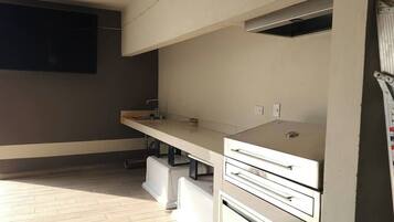 Microwave, stovetop, dishwasher, coffee/tea maker