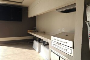 Microwave, stovetop, dishwasher, coffee/tea maker - Quinta Ideal for Families: 4 Bedrooms, Swimming Pool, Jacuzzi and Billiards (Portal del Norte)
