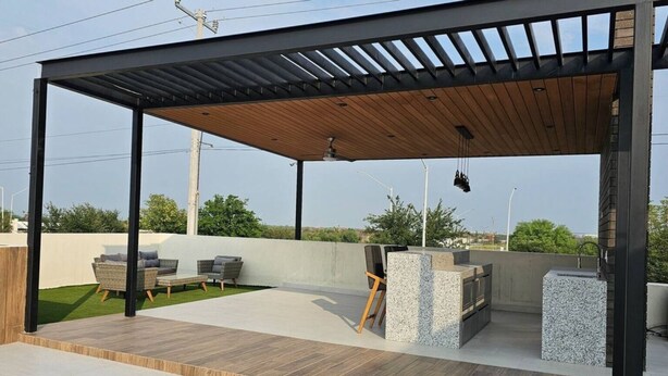 A covered outdoor seating area with a wooden ceiling, a stone bench, and a concrete planter. - Quinta Ideal for Families: 4 Bedrooms, Swimming Pool, Jacuzzi and Billiards (Portal del Norte)