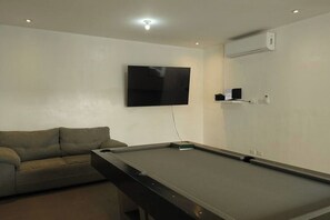Games room - Quinta Ideal for Families: 4 Bedrooms, Swimming Pool, Jacuzzi and Billiards (Portal del Norte)