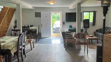 House, 5 Bedrooms, Smoking, Balcony | Dining room