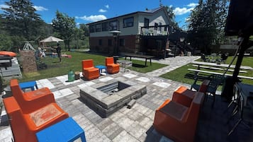 House, 5 Bedrooms, Smoking, Balcony | Outdoor dining