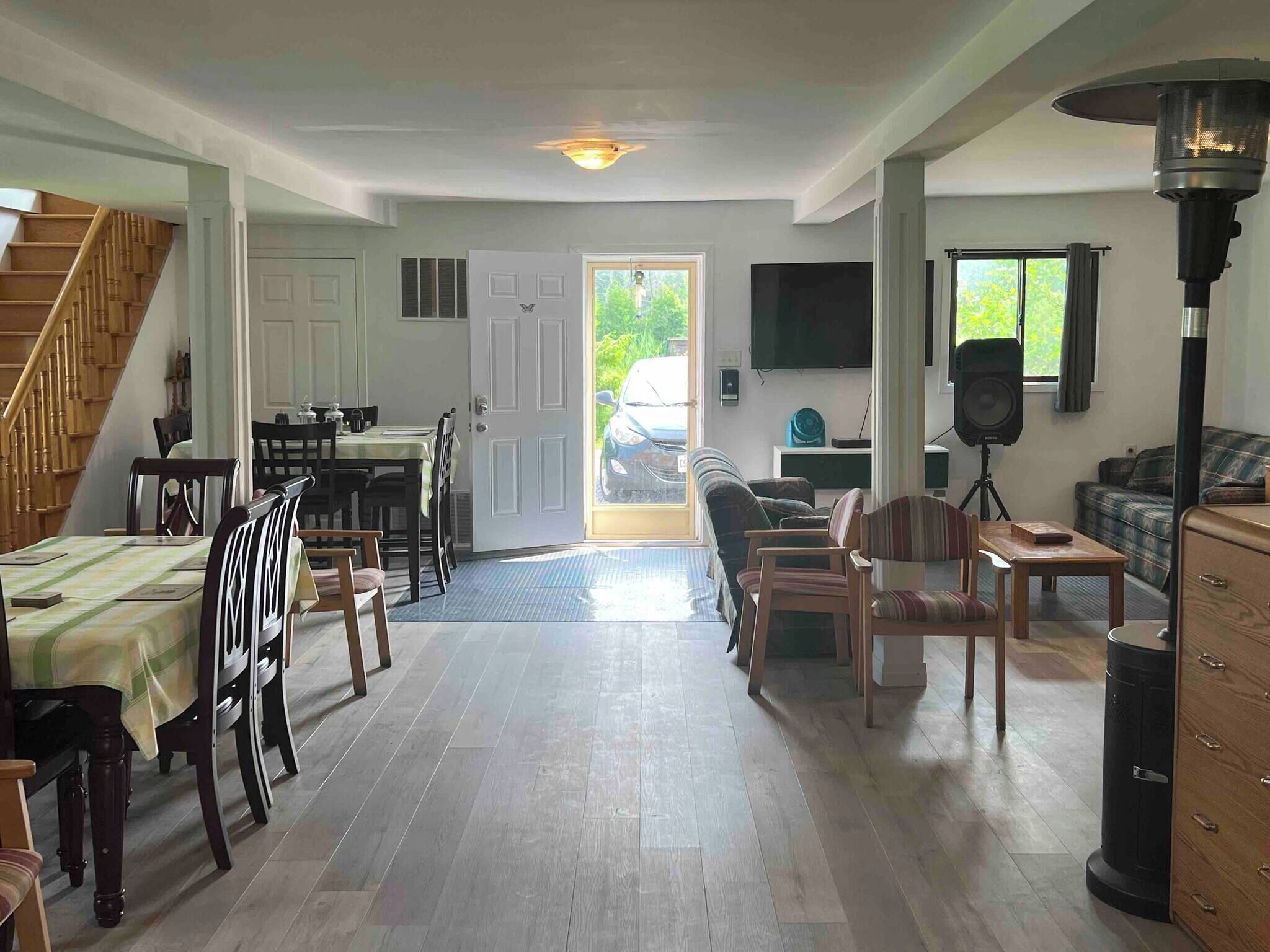 House, 5 Bedrooms, Smoking, Balcony | Dining room