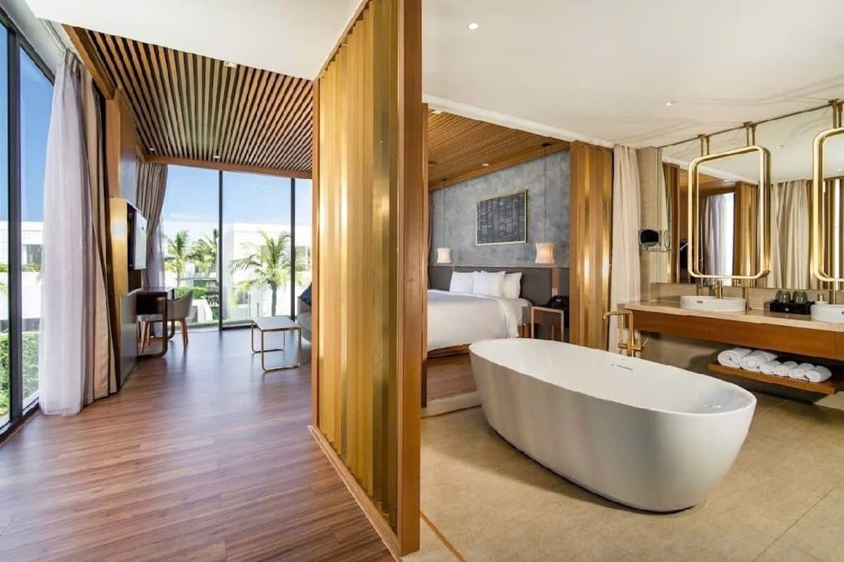Villa, Private Pool, Garden View | Peralatan tempat tidur premium, gebar bulu kapas, busa memori, bar mini 