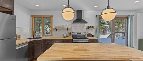 Coffee/tea maker, fridge, oven, stovetop