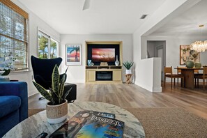 Smart-tv, eldstad och bordsfotboll