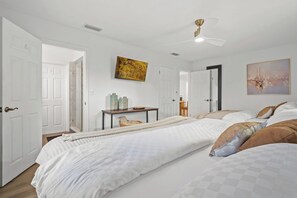 3 bedrooms, desk, travel cot, free WiFi - Coastal Retreat w/ Heated Pool & Games (Largo)