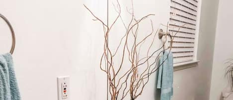 Regadera, secadora de cabello, toallas, papel de baño