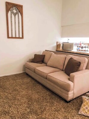 Living area - Quiet Cozy Central Valley Home Near Sequoia & Kings Canyon National Parks (Tulare)