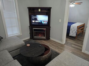 1 bedroom, iron/ironing board, WiFi, bed sheets - Home away from home... Cozy 1-bedroom house in awesome Clifton with AC (Clifton)