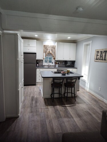 Home away from home...    Cozy 1-bedroom house in awesome Clifton with AC