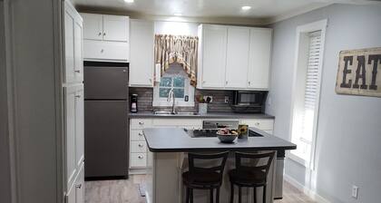 Home away from home... Cozy 1-bedroom house in awesome Clifton with AC