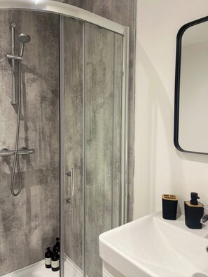 Shower, hair dryer, towels - Cozy Belfast Apartment with 2 Bedrooms (Belfast)