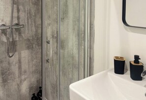 Shower, hair dryer, towels - 2 Bed Apartment Sleeps 4 - Free Parking (Belfast)