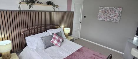 3 bedrooms, iron/ironing board, WiFi, bed sheets