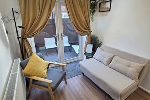TV - Modern family retreat with private hot tub (Chester)