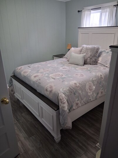 Cozy house, perfect location to explore Central NL and all it has to offer!!!