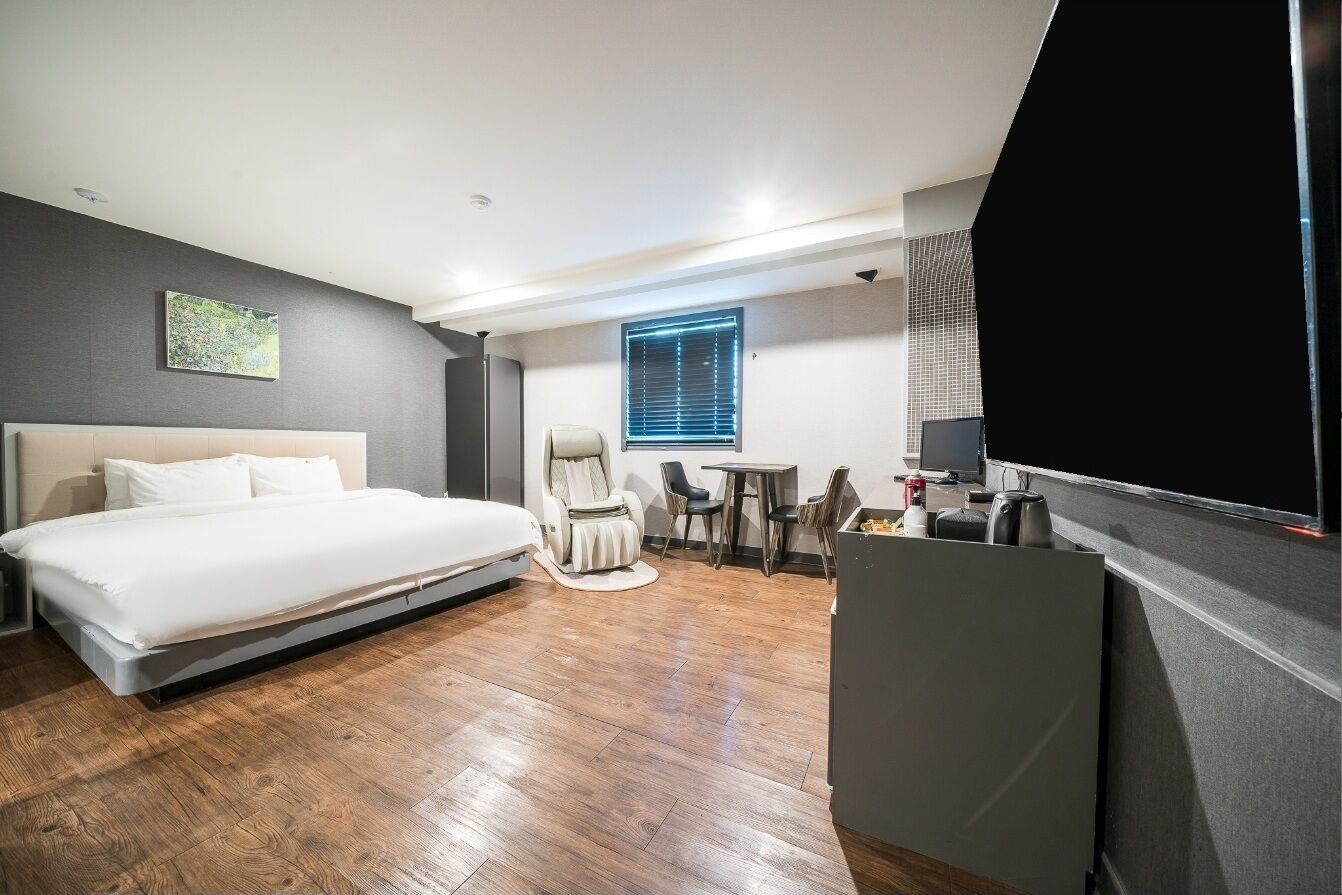 Premium Double Room | Desk, laptop workspace, blackout drapes, soundproofing