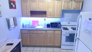 クラシック ダブルルーム | 専用キッチン | 大型冷蔵庫、電子レンジ、オーブン、コンロ
