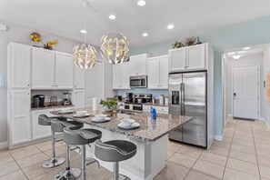 Microwave, oven, stovetop, dishwasher - "Casa Cheri" Spacious 5-bedroom with pool - Close TO DISNEY and UNIVERSAL (Davenport)