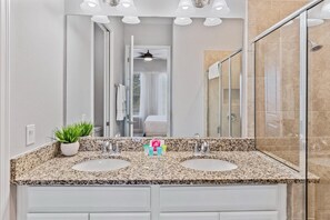 Shower, hair dryer, towels, soap - "Casa Cheri" Spacious 5-bedroom with pool - Close TO DISNEY and UNIVERSAL (Davenport)