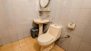 Comfort Double or Twin Room, Hill View | Bathroom