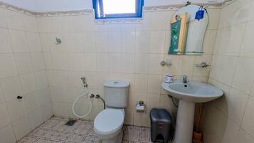 Deluxe dubbelrum - utsikt mot trädgården | Badrum