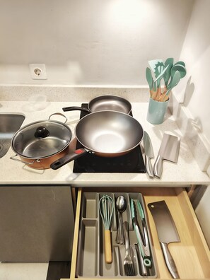 Apartamento, 2 habitaciones, vistas a la ciudad | Cocina privada | Frigorífico, placa de cocina y utensilios de cocina
