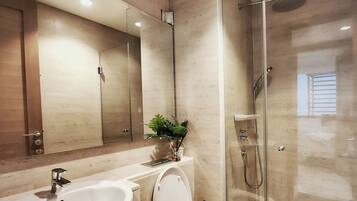 Appartamento, 2 camere da letto, vista città | Bagno | Doccia, asciugacapelli, asciugamani, sapone