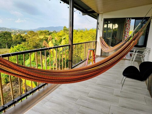 10 minutes from Pereira! Among the green mountains. Large spaces and peace.