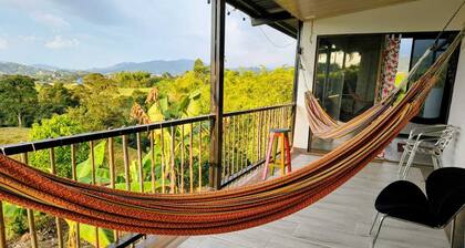 10 minutes from Pereira! Among the green mountains. Large spaces and peace.