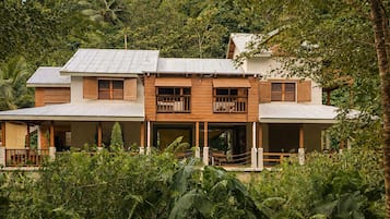 Vista frontal de la propiedad