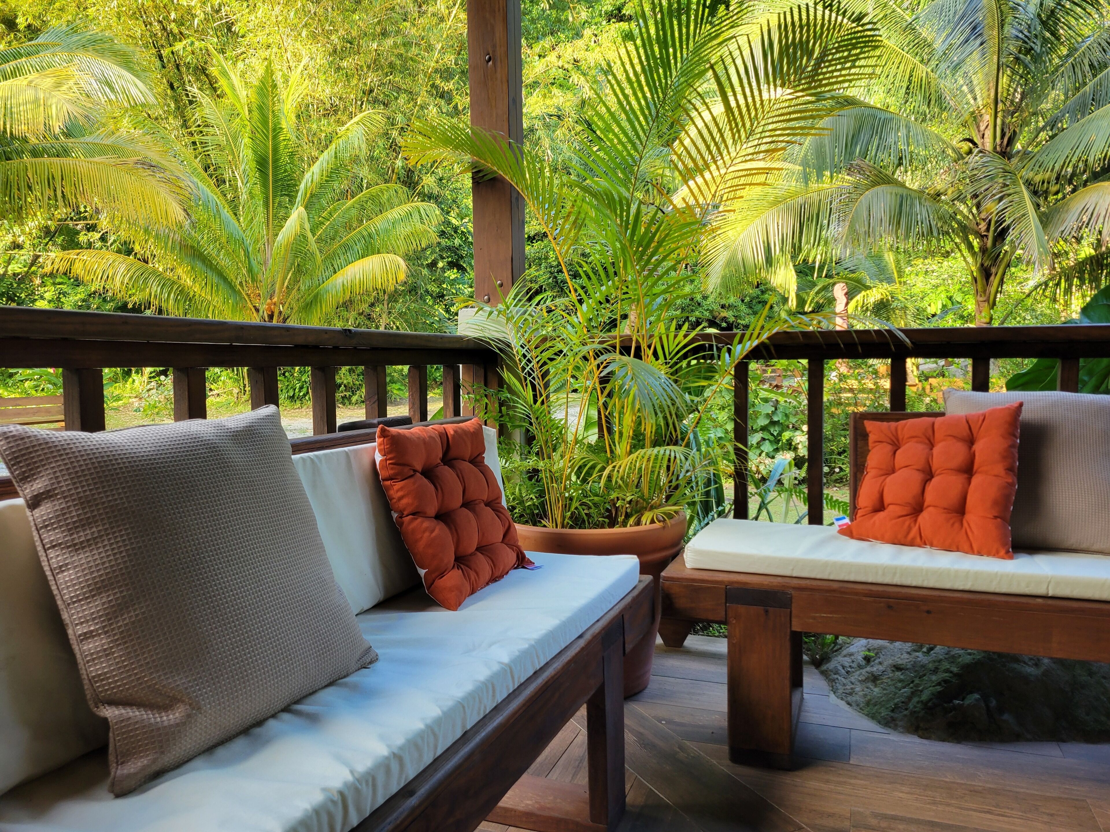 Deluxe Double Room, Garden View | Living area