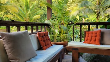 Deluxe Double Room, Garden View | Living area