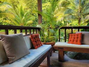 Deluxe Double Room, Garden View | Living area