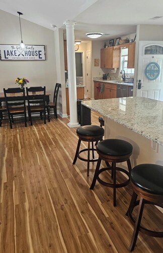 Beautiful views on Lake Wateree with large screened in porch, 3 bedroom, 2 bath.