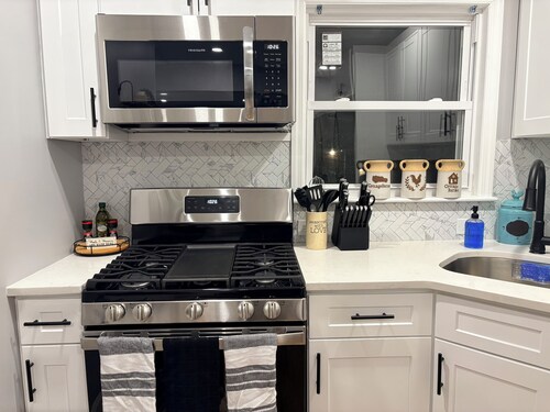 
Enjoy a comfortable 2-BDR Apt. in the heart of Woodbridge, NJ!