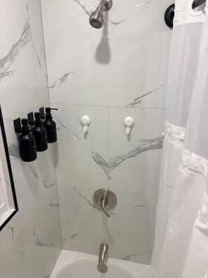 Haartrockner, Handtücher, Seife, Shampoo
