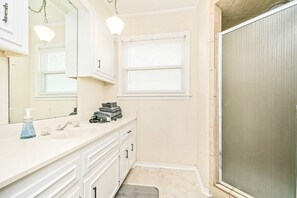 Hair dryer, towels, soap, shampoo - 3/3 Data Center Ready Home / Private Suites / 1G WiFi / 2 Car Garage / Blackouts (Amarillo)