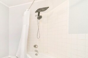 Hair dryer, towels, soap, shampoo - 3/3 Data Center Ready Home / Private Suites / 1G WiFi / 2 Car Garage / Blackouts (Amarillo)