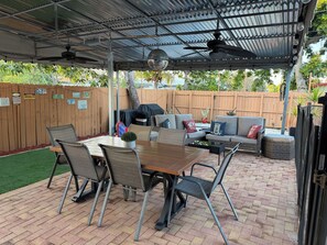 Outdoor dining - Welcoming 3-bedroom house with AC in sunny Pompano Beach (Pompano Beach)