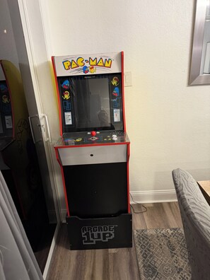 Games room - Welcoming 3-bedroom house with AC in sunny Pompano Beach (Pompano Beach)