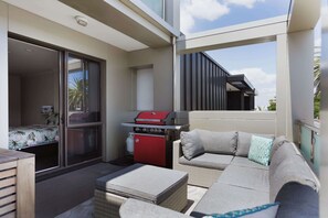 Terrace/patio - Elevated Mount Location, Beach, Shops, 2 Car Parks (Mount Maunganui)