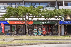 Exterior - Elevated Mount Location, Beach, Shops, 2 Car Parks (Mount Maunganui)