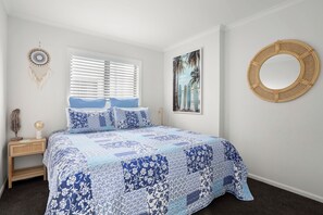 3 bedrooms, iron/ironing board, travel cot, WiFi - Elevated Mount Location, Beach, Shops, 2 Car Parks (Mount Maunganui)