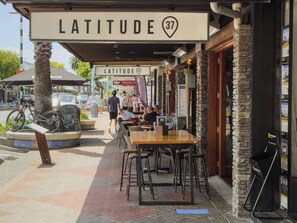 Outdoor dining - Elevated Mount Location, Beach, Shops, 2 Car Parks (Mount Maunganui)